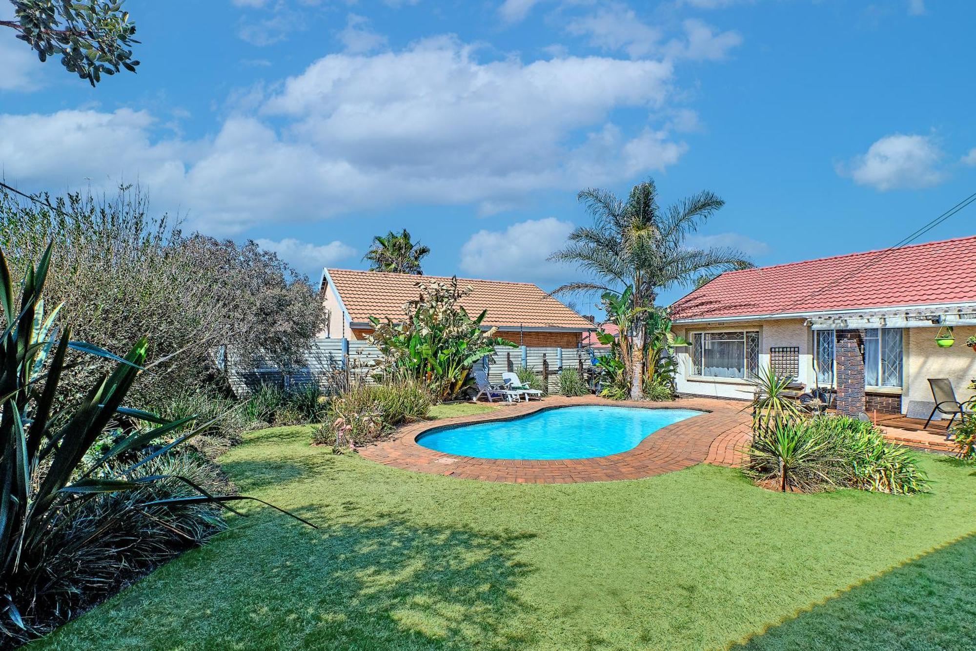 Large 1 Bedroom Cottage, 15 Min From Or Tambo Airport, With Backup Power And Water Germiston Exterior foto